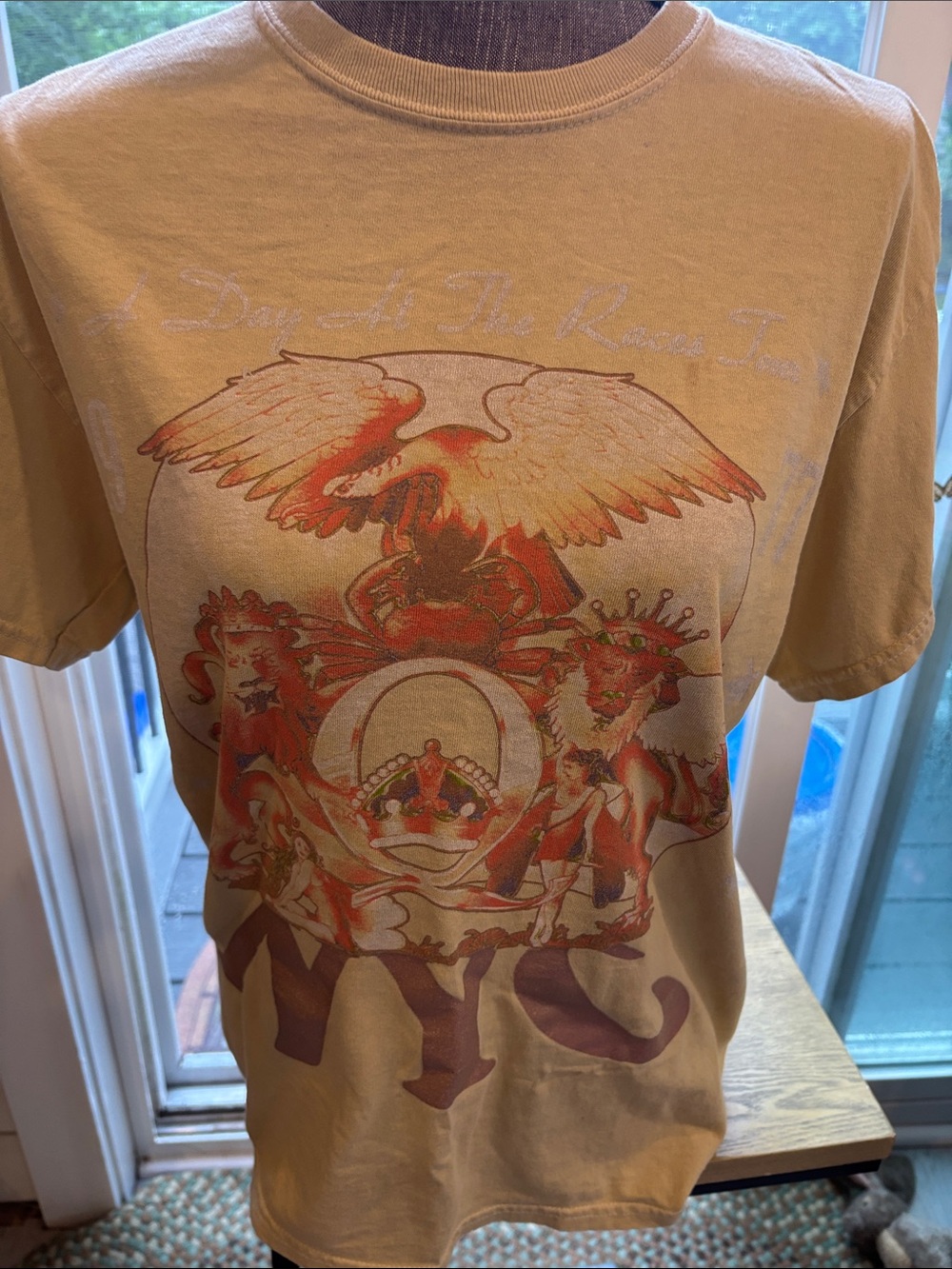Queen replica of 1977. Graphic Tee